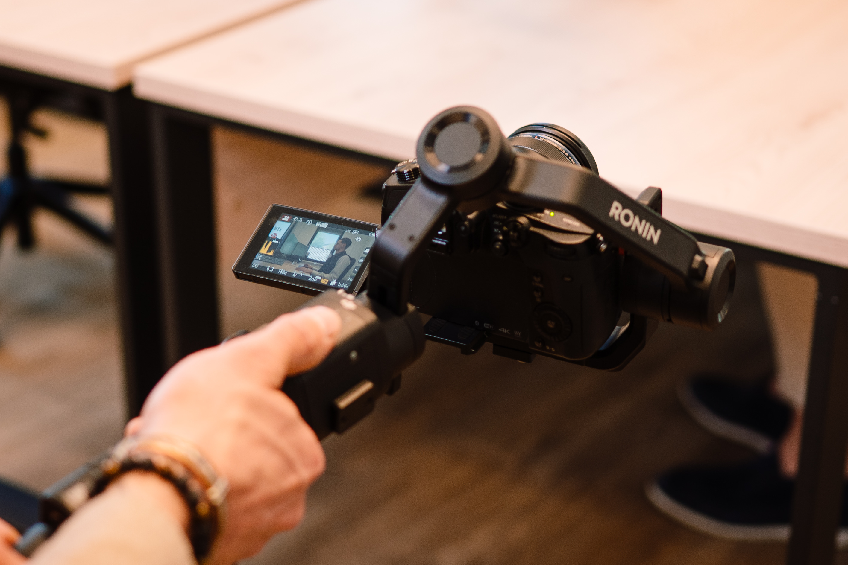 Camera tijdens productie voor visuele content van Delta Productions