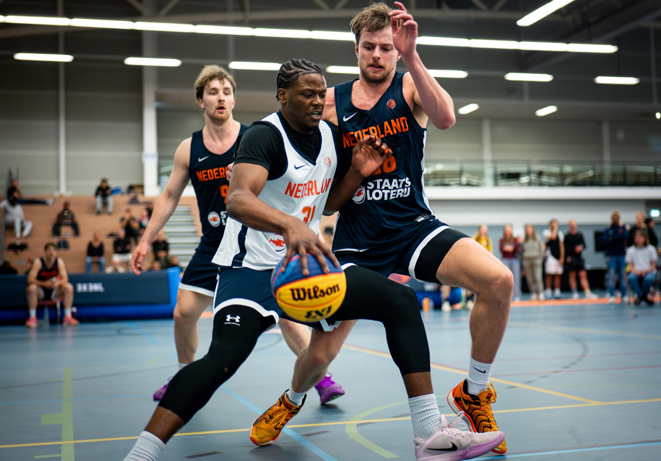 Actieve sportfotografie tijdens een basketballwedstrijd